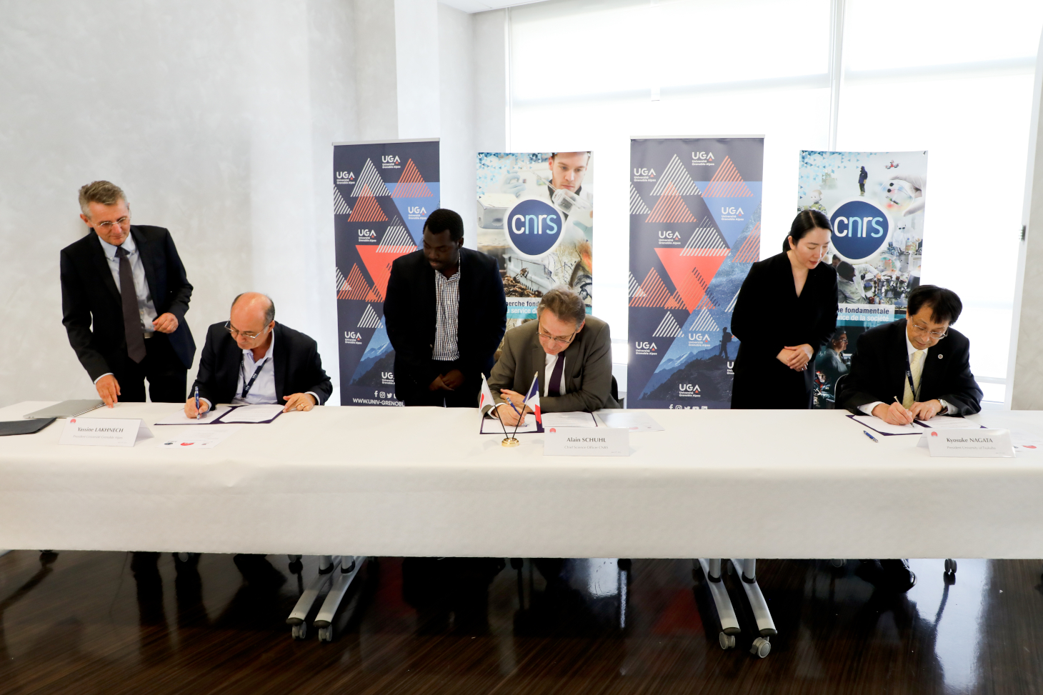 Signature officielle de la création du laboratoire international de recherche J-FAST (Japanese - French lAboratory for Semiconductor physics and Technology) entre le CNRS, l’Université Grenoble Alpes et l’Université de Tsukuba au Japon le 24 juin 2022 à G