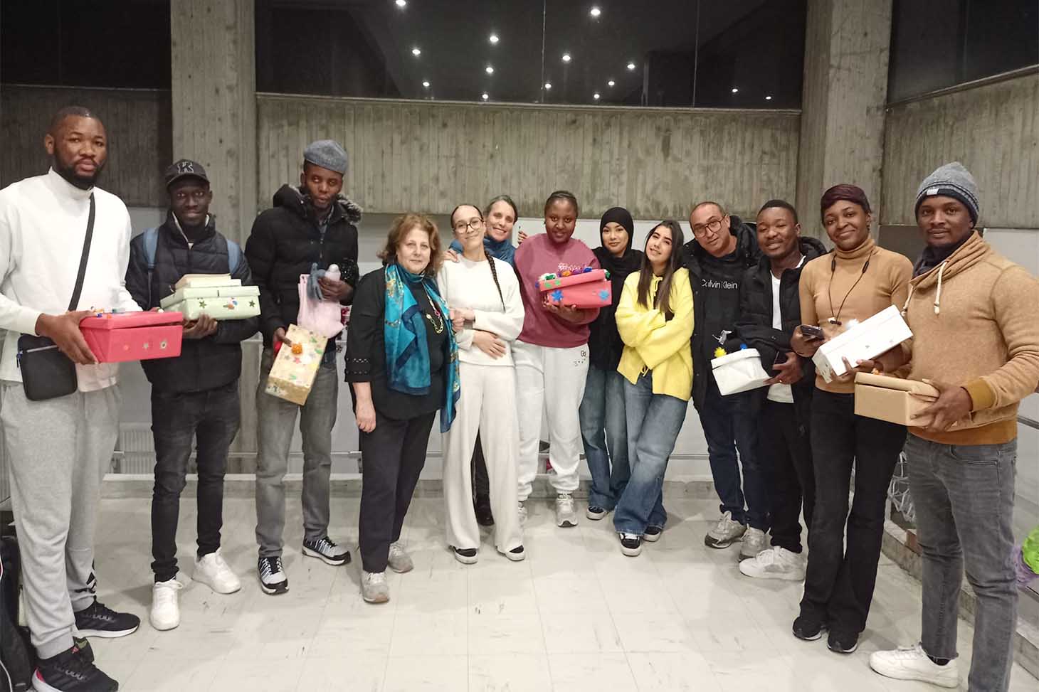 Des personnes en exil, l'équipe Colibri et des membres de La Baja étaient présents lors de ce goûter de Noël solidaire