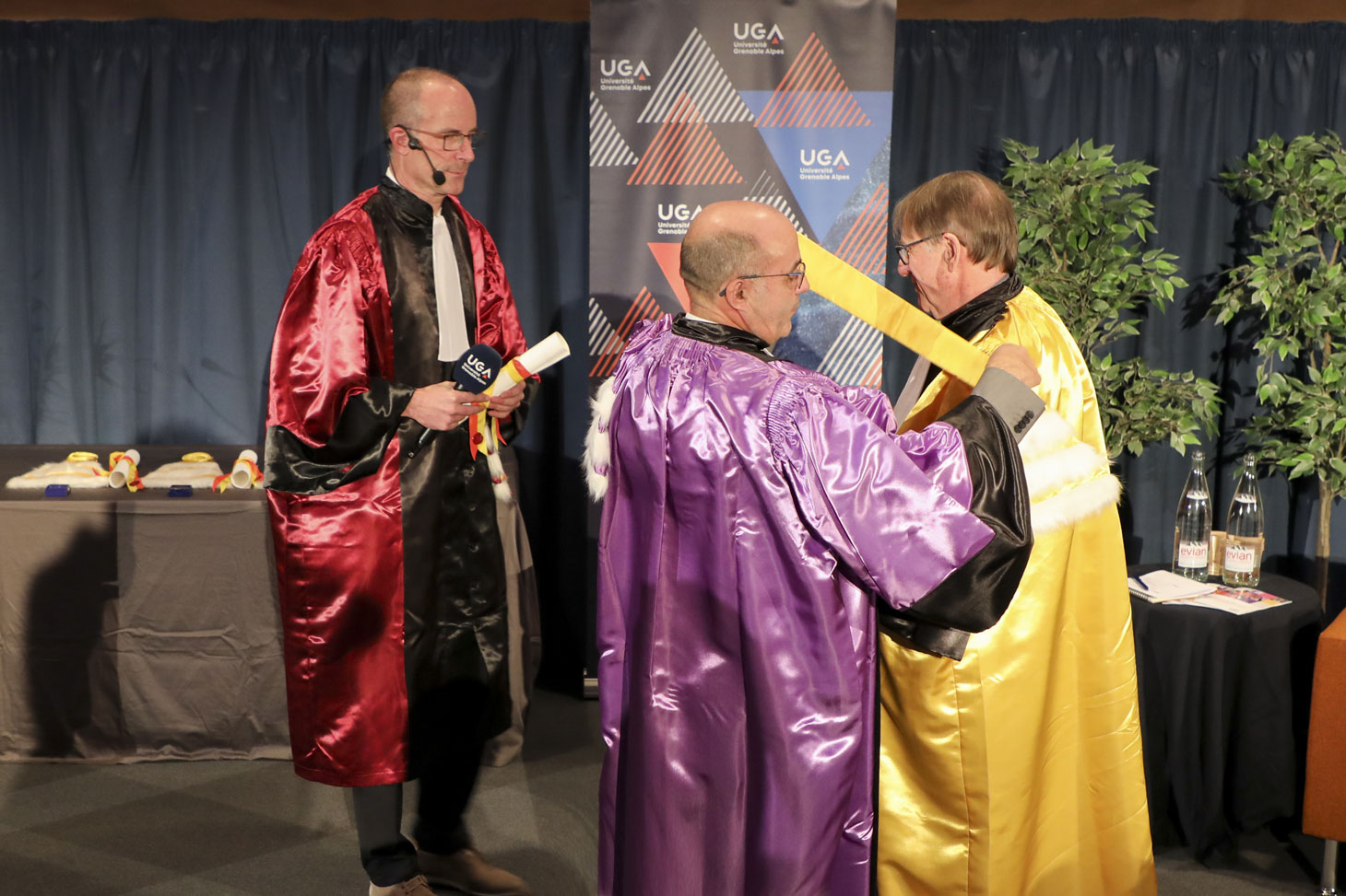 Remise de l’épitoge à Tim Ingold par Yassine Lakhnech