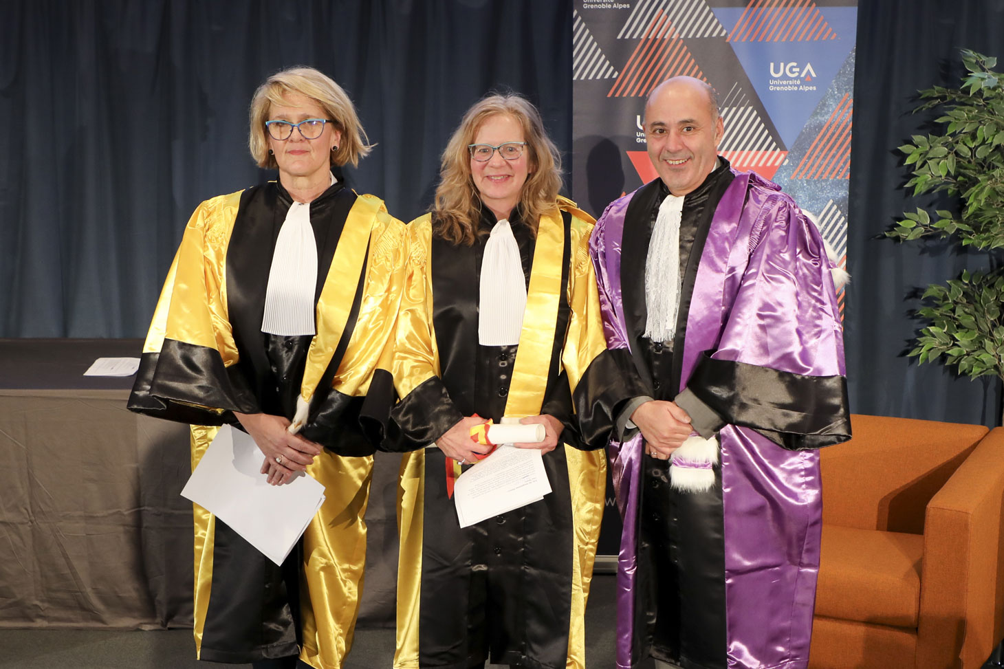 Lisa Moore entourée de sa marraine, Gretchen Schiller et du président de l’UGA