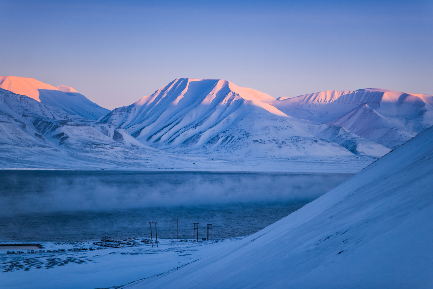 Montagne dans le Svalbard, Norvège - Shutterstock