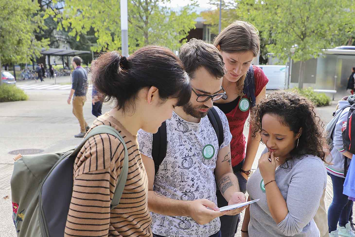 Etudiants sur le campus durant une chasse au trésor